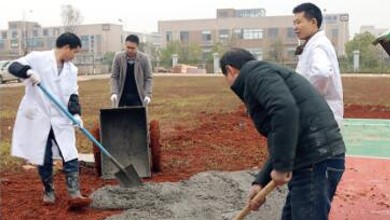 湖南中普技术员工组织修缮篮球场